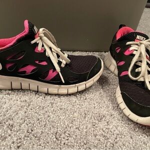 Youth Nike free run pink and black sneakers size Y5.5